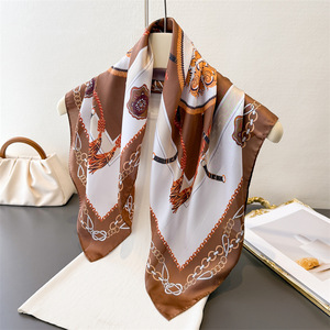 Sciarpa Quadrata in Seta Satinata da Donna 70x70cm, Stampa a Catena <span class=keywords><strong>di</strong></span> Lusso, Firmata, Designer, Hijab Musulmano Estivo 2026 - Product Image 4