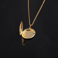 Collier avec pendentif en acier inoxydable personnalisé avec photo et nom gravés, couple ouvrant un médaillon
