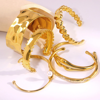 JUSNOVA Bracelet manchette martelé en acier inoxydable plaqué or 18 carats pour femme, étanche, avec perles et zircons cubiques colorés irréguliers, bijoux