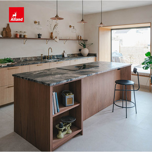 Armoires de cuisine en placage de chêne blanc massif et noyer, style transition personnalisé, avec portes escamotables à face plate et îlot central en marbre - Product Image 5