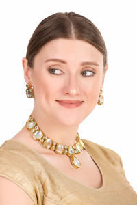 Parure de mariée en laiton d'inspiration luxueuse, collier, boucles d'oreilles, Maang Tikka, zircon, détails perlés traditionnels, pour mariage, fiançailles et soirées - Product Image 2