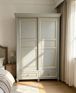 Elegante Armario de Madera Maciza con Puerta Corredera e Incrustaciones Doradas, Armario con 2 Cajones y Patas de Espiga para Almacenamiento de Ropa en Dormitorios Rústicos - Product Image 1