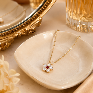 Collana Floreale Mini con 5 Fiori in Zircone, Charm Color <span class=keywords><strong>Rubino</strong></span>, Catena Delicata, Regalo per Signore, Gioielli - Product Image 4