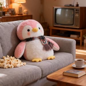 Adorable peluche <span class=keywords><strong>pingouin</strong></span> multicolore avec écharpe à carreaux, poupée en polyester doux, sûre pour les enfants, cadeau d'anniversaire - Product Image 5