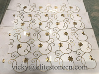 Mosaïque de marbre en jet d'eau avec incrustation de laiton irrégulière, design luxueux pour mur décoratif