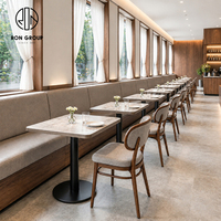 Ensemble de table carrée et de chaises rembourrées en tissu avec structure en bois, mobilier d'hôtel, restaurant moderne, Ron Group.