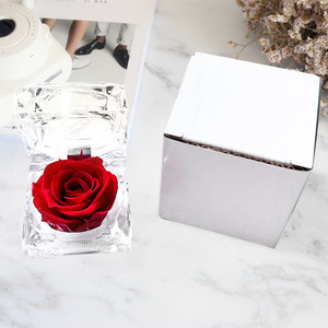 Scatola <span class=keywords><strong>per</strong></span> Anelli in Acrilico con Fiori e Rose Eterne - <span class=keywords><strong>Regalo</strong></span> di <span class=keywords><strong>San</strong></span> <span class=keywords><strong>Valentino</strong></span> <span class=keywords><strong>per</strong></span> la Tua Moglie nel Giorno del Suo Compleanno - Product Image 1