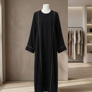 Abaya noire classique avec surpiqûres contrastées et taille naturelle - Product Image 3
