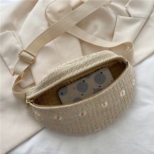 Bolso de cintura/cruzado de paja tejida con cremallera, diseño floral de moda, forma de luna, para mujer - Product Image 5