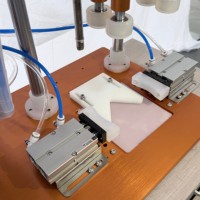 Machine de capsulage semi-automatique en acier inoxydable haute efficacité pour le scellage des bouchons de bouteilles, équipement pour les usines de boissons et de cosmétiques