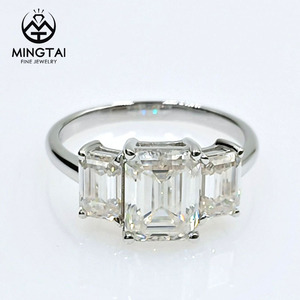 2.5ct Corte Esmeralda Moissanite <span class=keywords><strong>Cing</strong></span> Center 2mm Banda 14K Oro blanco sólido Anillos de boda de compromiso - Product Image 1