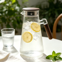 Carafe en verre borosilicate moderne à nervures verticales coniques avec poignée en bois et infuseur en acier inoxydable pour café et thé chaud/froid