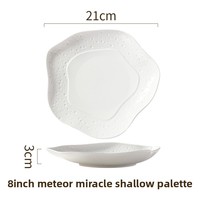 Assiette en céramique de luxe à bord doré avec surface texturée en relief, forme carrée irrégulière pour la restauration fine et les événements