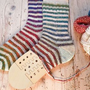Moule à chaussettes en bois extensible multifonctionnel pour tricotage, avec conception réglable pour le façonnage et la présentation des chaussettes - Product Image 1