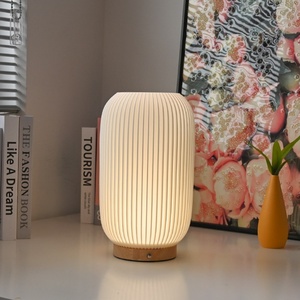 Lámpara de Mesa Decorativa Hecha a Mano con Forma de Linterna, Luminaria China Moderna con Base de Madera para Interiores - Product Image 1