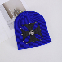 Nouveau bonnet tricoté unisexe extensible et souple avec embellissement à rivets croix de fer, personnalisable, vente en gros, fournisseur OEM ODM, 216 couleurs