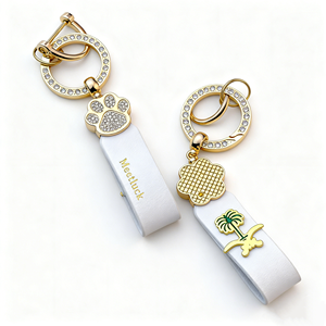 Porte-clés en métal avec emblème national d'Arabie Saoudite, bracelet en cuir blanc, breloque patte de chien en strass, plaqué <span class=keywords><strong>or</strong></span>, léger, étanche - Product Image 1