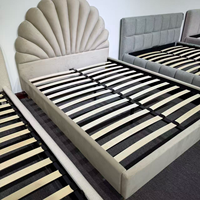 Europäisches Polster-Kopfteil aus Stoff mit Knopfheftung, Massivholz-Lattenrost, weich gepolstert, geeignet für Hauptschlafzimmer in Villen