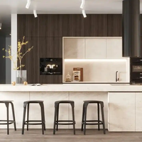 Cuisine sur mesure pour cuisine familiale moderne, armoires crème avec étagère ouverte à LED et îlot en marbre noir