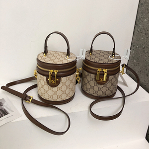 Bolso Redondo de Material PU de Alta Gama, Bolso Portátil en Forma de Barril para Mujer con Cierre de Cremallera 8828 - Product Image 1