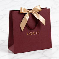 Tas Kado Kertas Belanja Mewah Ramah Lingkungan untuk Parfum dan Perhiasan dengan Logo Embossing Perak Hot Stamping dan Pita Lebar 3cm