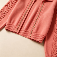 Ensemble de tricots pour femmes OEM, cardigan rouge avec chaînes dorées, robe courte à deux tons vert et blanc au-dessus du genou pour femmes