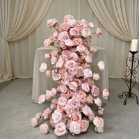 Chemin de table fleuri artificiel personnalisé et coloré pour la décoration des allées et des tables de mariage