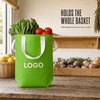 Sac cadeau personnalisé en tissu non tissé vert lime avec poignées blanches, base hexagonale pliable pour promotion et courses