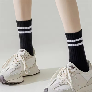 جوارب قطنية مخصصة للرجال والنساء قابلة للتنفس طويلة سوداء بيضاء متماسكة بالجملة - Product Image 5