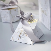 Luxuriöse Marmor-Pyramiden-Geschenkbox mit Goldfolienband für Hochzeitspartys, Süßigkeiten- und Schokoladenverpackung 7,5x7,5x7,5cm