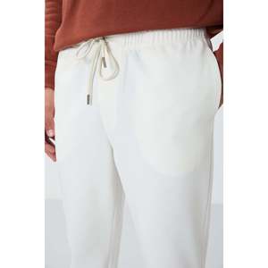 กางเกงวอร์มเอวยางยืดสำหรับผู้ชาย สีเอครู กางเกงลำลองระบายอากาศได้ดี ทรงมาตรฐาน - Product Image 2