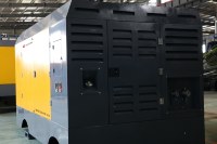 Compresseur d'air à vis diesel de grande taille de 1100 CFM, 25 bar, Cummins QSL 294 kW, 300 psi, monté sur un camion pour machine de forage de puits