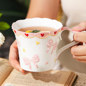 แก้วเซรามิคลายนูนวาดมือ พร้อมโบว์สวยงาม ใช้กับเครื่องล้างจานได้ ของขวัญทันสมัยสำหรับใช้ในบ้านหรือที่ทำงาน - Product Image 1