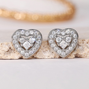 Mini orecchini a forma di cuore per donna, accessori di moda minimalisti e carini da indossare tutti i giorni - Product Image 1