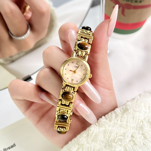Reloj de pulsera para mujer con piedras de colores estilo retro europeo y americano, diseño único y exótico. - Product Image 4