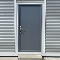 Porte battante à panneau plat à rainures verticales pour maison conteneur, cabine portable en acier et dortoir conteneur de chantier