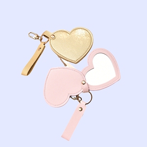 Porte-clés en cuir personnalisable avec logo et miroir de maquillage rotatif en forme de cœur portable – Cadeau original et tendance - Product Image 1