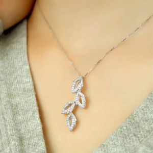 Collana con Ciondolo a Foglia Lunga per Donne, Design Botanico, Accessorio da Collo per Uso Quotidiano - Product Image 5