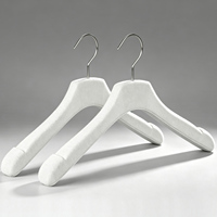 Cintre en bois blanc recouvert de tissu lin-coton antidérapant LINDON avec crochet en acier inoxydable brossé de 4 mm