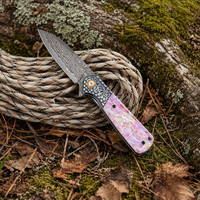 Couteau pliant original en laiton Damas, couteau tactique de poche personnalisé, cœur en acier VG10, manche en coquille rose, couteau pour femme, cadeau DM049