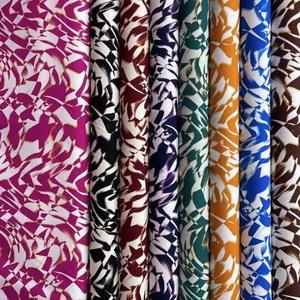 Keqiao tissu de rayonne de haute qualité imprimé <span class=keywords><strong>prix</strong></span> moins cher sur les marchandises prêtes 100 viscose 100 tissu tissé de rayonne pour <span class=keywords><strong>robe</strong></span> - Product Image 4