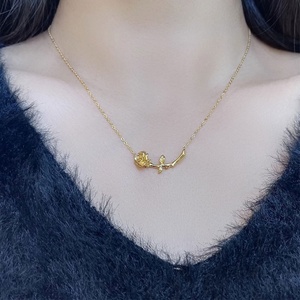 Collier pendentif rose vintage de luxe léger en acier inoxydable plaqué or 14 carats, couleur claire, inaltérable, pour homme et femme - Product Image 1