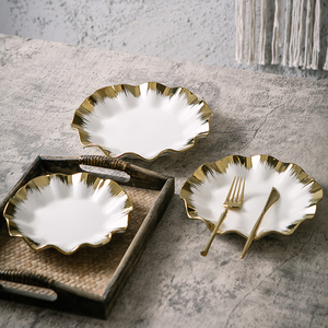 Juego de Platos de Cerámica con Borde Dorado en Forma de Flor, Platos Hondos, Vajilla de Porcelana Blanca para Bodas, Fiestas y Cenas - Product Image 3