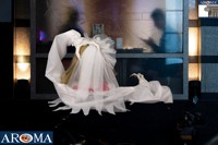 Décoration d'Halloween effrayante animée avec fonction sonore : la mariée qui sort la tête de sa boîte crânienne, yeux clignotants et musique sinistre – Accessoire de scène pour festival