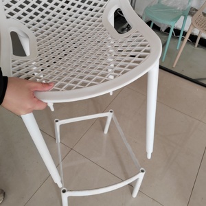 Mobilier de maison Salle à manger pour café <span class=keywords><strong>Chaise</strong></span> de <span class=keywords><strong>bar</strong></span> haute évidée moderne à hauteur de comptoir pour comptoir d'extérieur Tabouret de <span class=keywords><strong>bar</strong></span> en plastique noir - Product Image 6