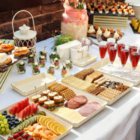 Plateaux de service rectangulaires de luxe en plastique empilables de 9/12/14/16 pouces pour la présentation de gâteaux et desserts lors de fêtes familiales et mariages