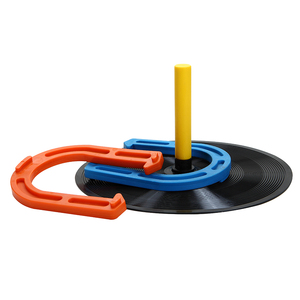 wholesale factory Outdoor Rubber Horseshoes Set Includes 4 Horseshoes 2 Pegs 2 Rubber Mats 2 Red Plastic dowels Beach Games