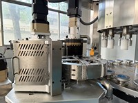 Machine d'étiquetage automatique à colle thermofusible rotative à grande vitesse pour bouteilles, boîtes métalliques, contenants, autocollants adhésifs