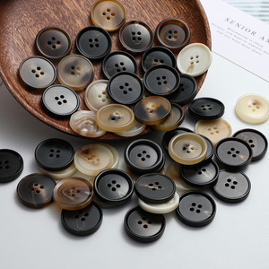 Bốn Mắt Nhựa Áo Gió Len Kết Cấu Nút Tùy Chỉnh Ưa Thích Khắc Biểu Tượng Nhựa Sừng Polyester Nhựa Nút Cho Quần Áo - Product Image 1