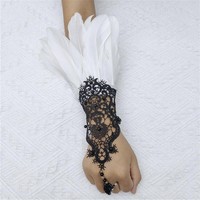 Bracelet rétro en dentelle et plumes avec anneau de doigt intégré, accessoire de mode pour la main, idéal pour Halloween, cosplay, fêtes à thème et spectacles